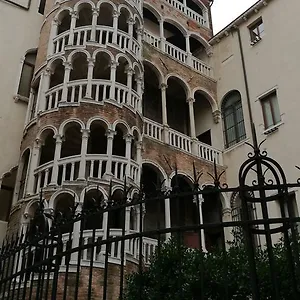 Alloggi Alla Scala Del Bovolo Konukevi Venedik